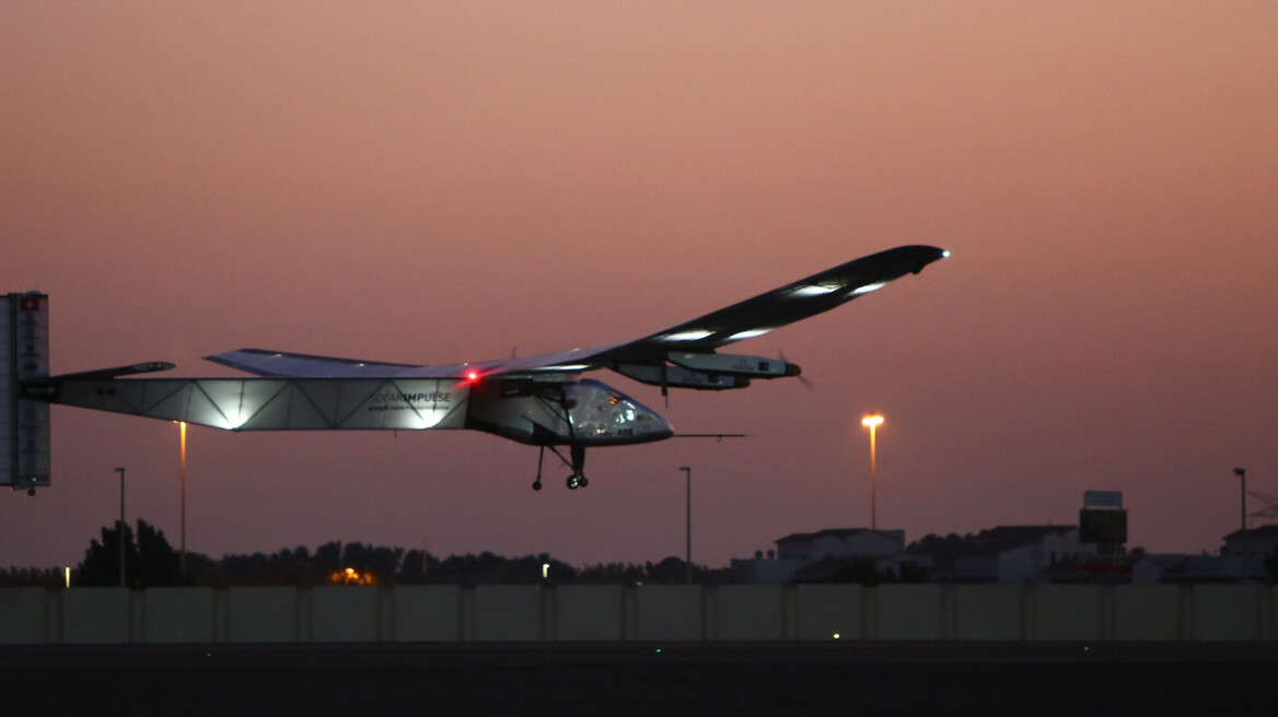 Solar Impulse 2: Απογειώθηκε το ηλιακό αεροπλάνο για τον γύρο του κόσμου χωρίς καύσιμα