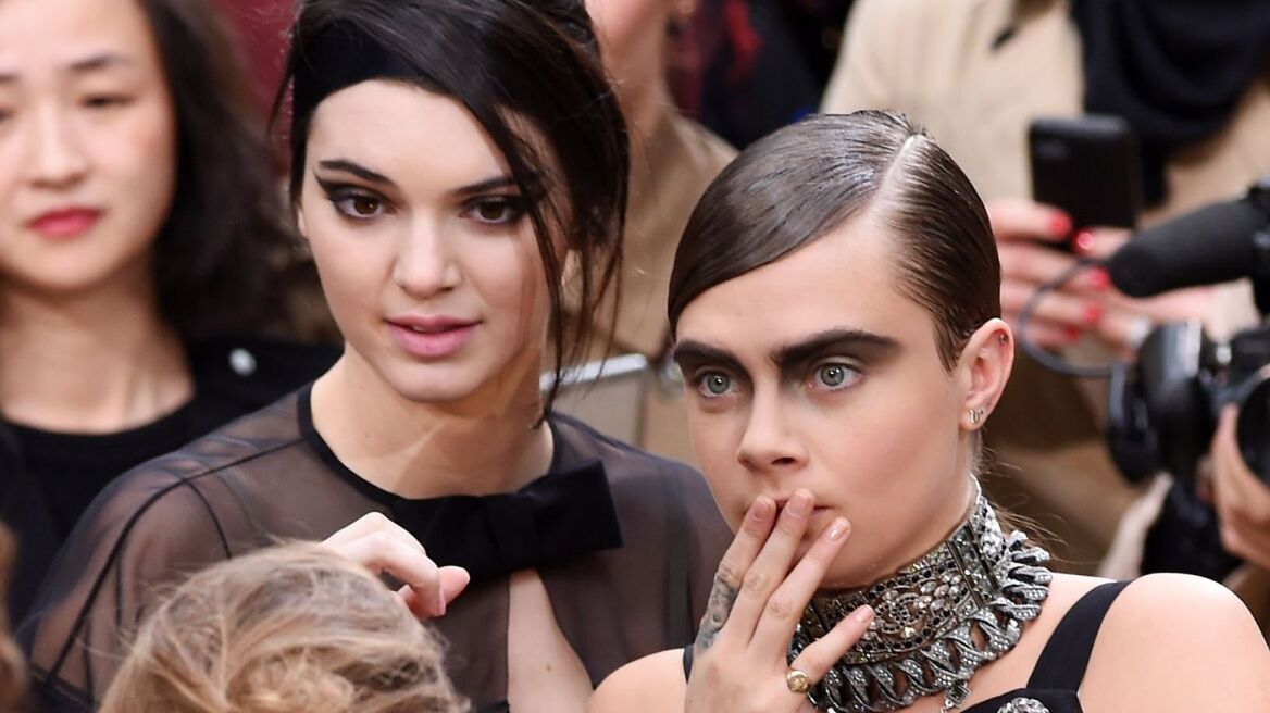 Chanel: Cara Delevingne και Kendall Jenner τα... πίνουν στην πασαρέλα 