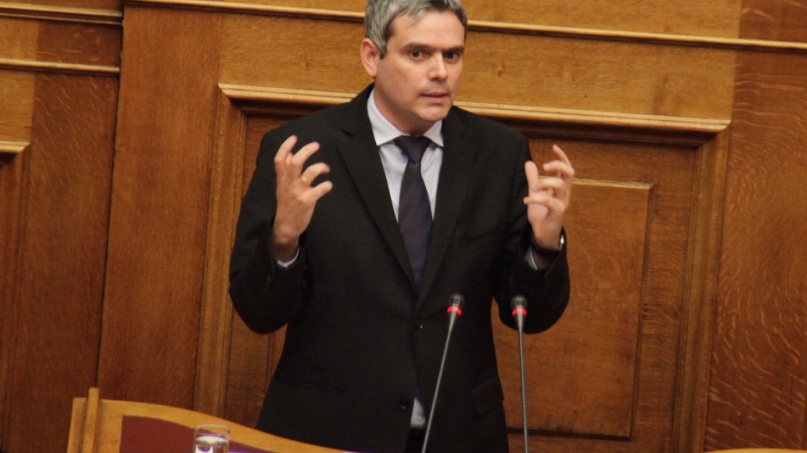 ΝΔ: Ο Βαρουφάκης μόνος του γελοιοποιεί τη χώρα