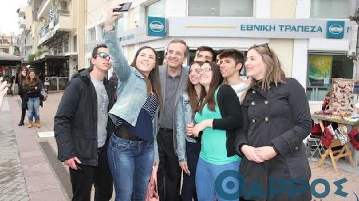 Βίντεο: Μαθητές έβγαλαν selfie με τον Σαμαρά στην Καλαμάτα