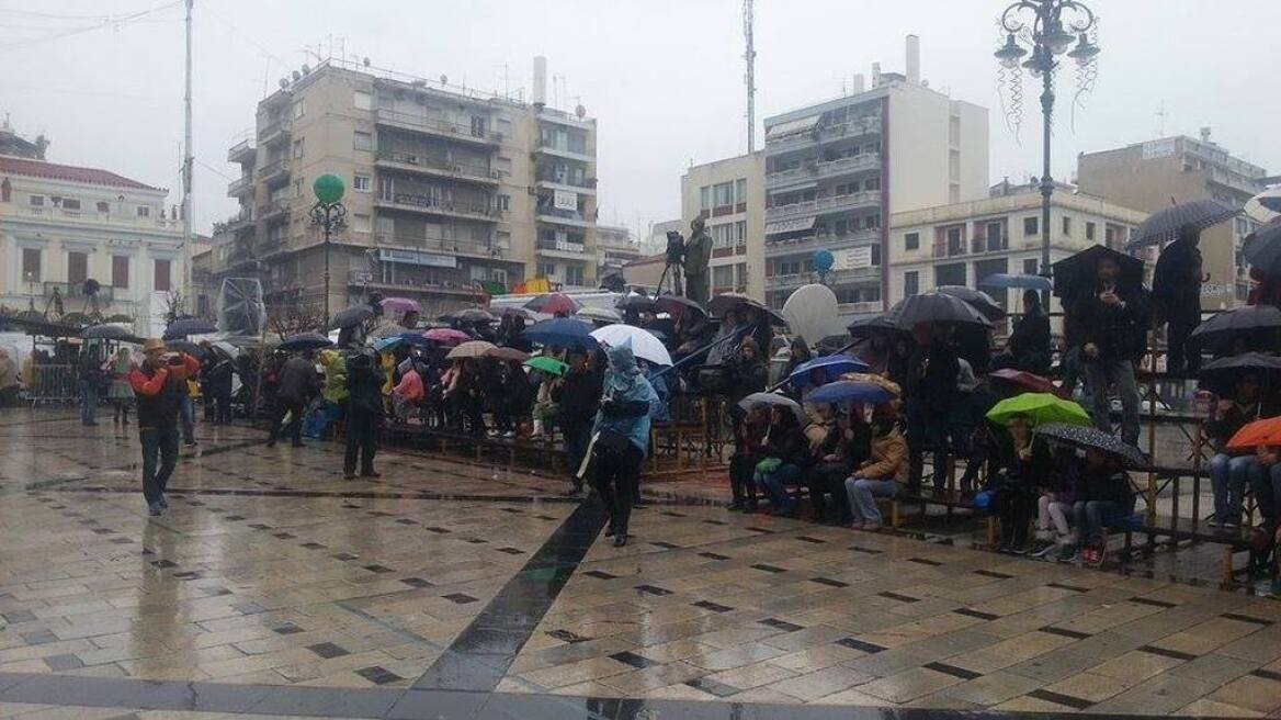 Παρέλαση με βροχές και καταιγίδες σε όλη τη χώρα 