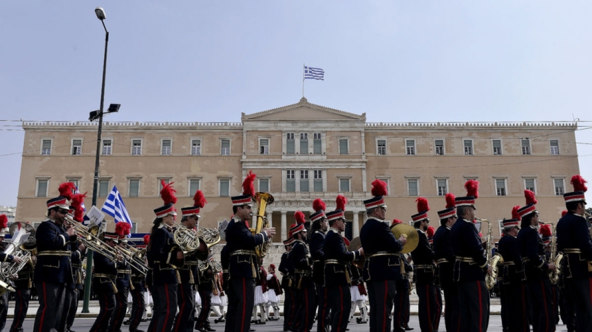 Bloomberg: Οι Έλληνες γιορτάζουν την εθνική τους επέτειο την ώρα που η μοίρα τους είναι στα χέρια των δανειστών