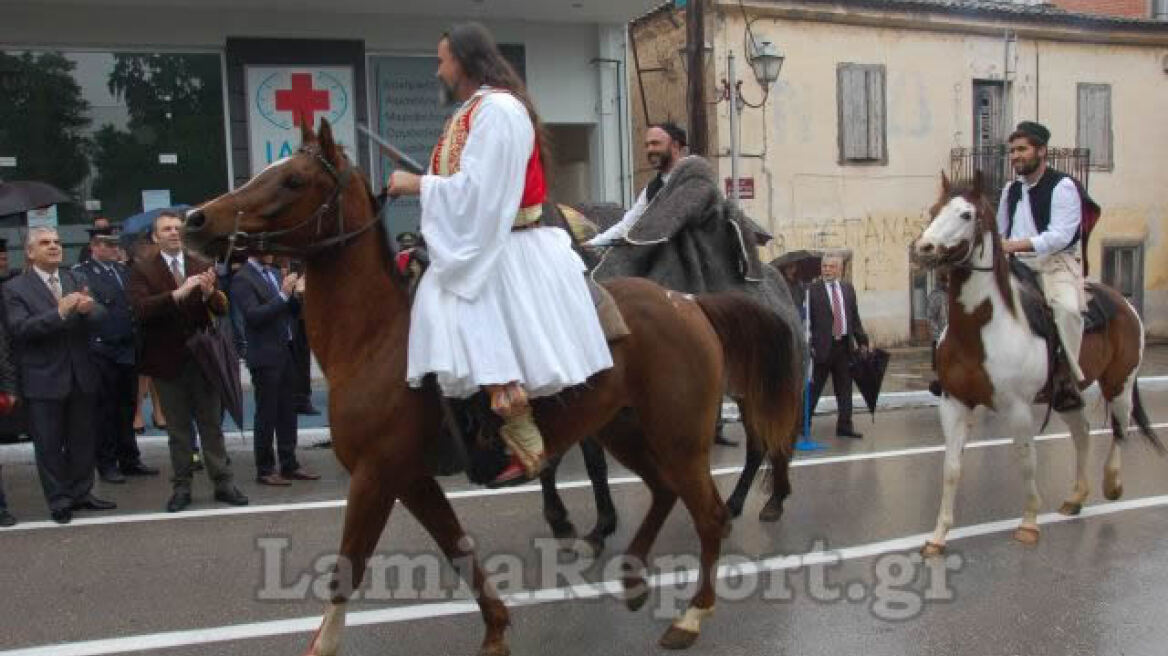 Παρέλαση με άλογα μπροστά στον Γκλέτσο (βίντεο)