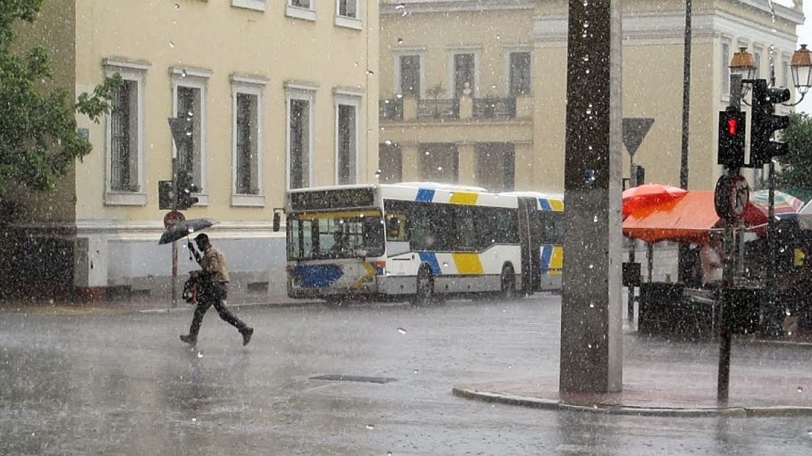 «Άνοιξαν» οι ουρανοί στην Αθήνα - Χαλαζόπτωση και στο κέντρο της πόλης 