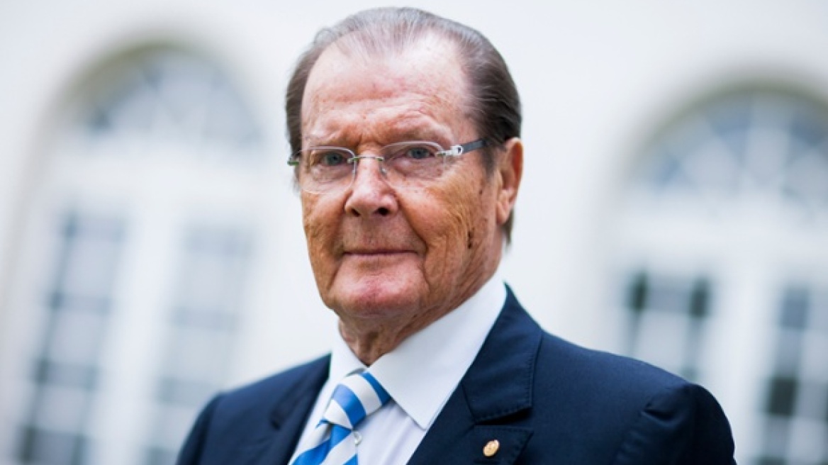 Ο Roger Moore αρνείται ότι έκανε ρατσιστικά σχόλια για τον Idris Elba