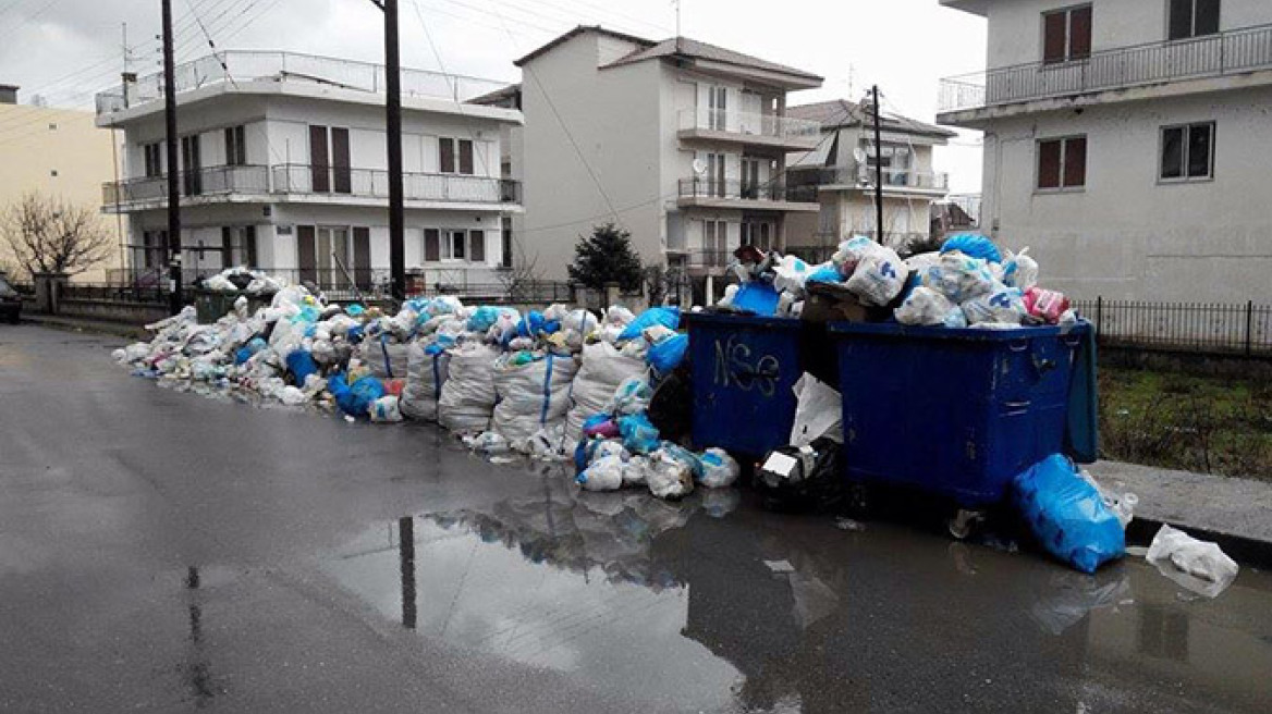 Φωτογραφικό οδοιπορικό στην «πνιγμένη» από σκούπιδια Τρίπολη 