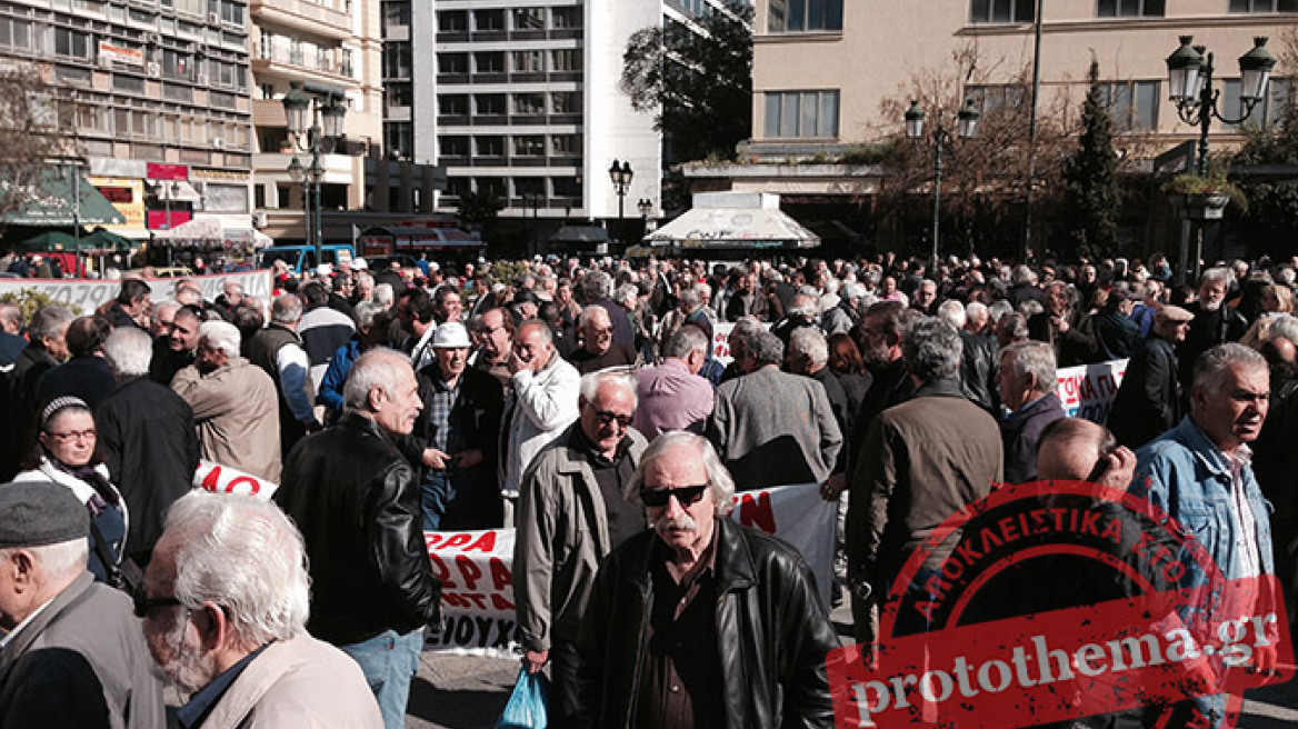 Περισσότεροι από 3.000 συνταξιούχοι διαδήλωσαν στο κέντρο της Αθήνας 