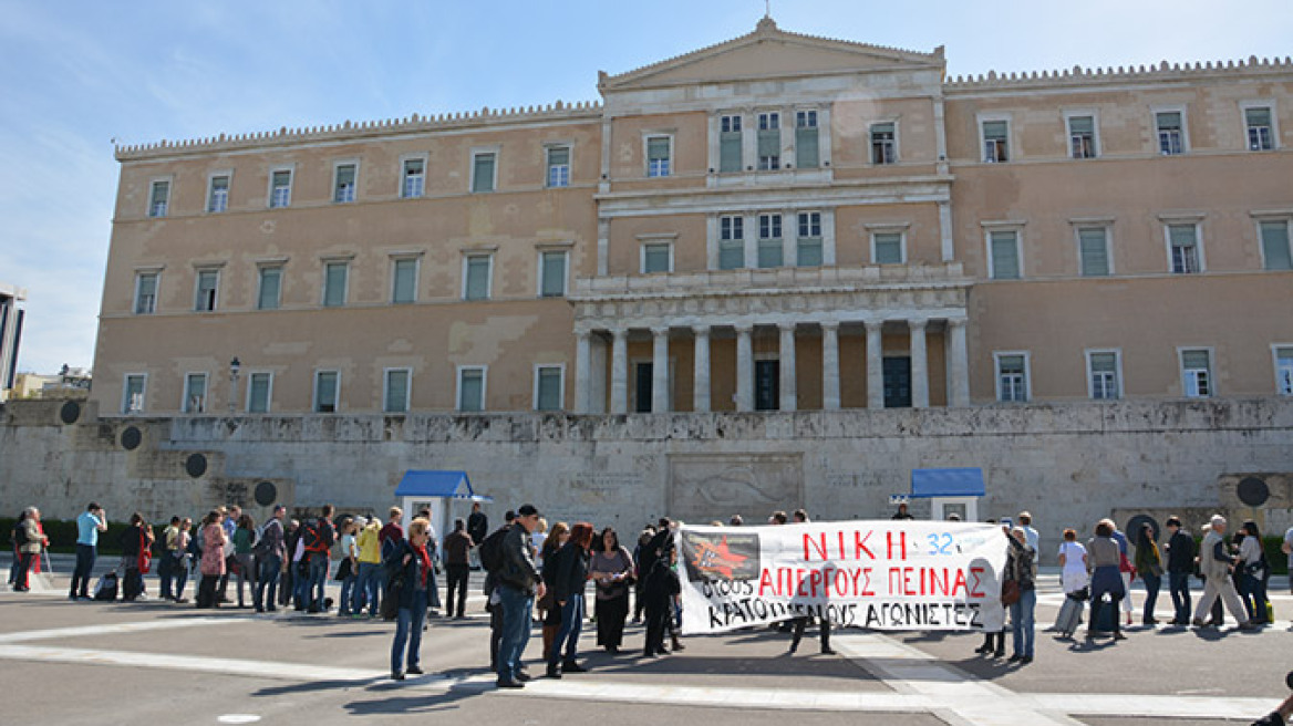 Στον Άγνωστο Στρατιώτη οι συγγενείς των κρατουμένων απεργών πείνας