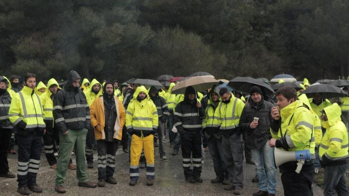 Φωτογραφίες: Οι μεταλλωρύχοι στήνουν μπλόκα στη Χαλκιδική 