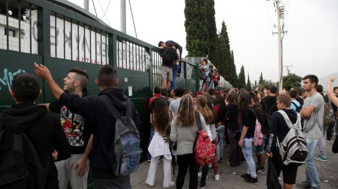 Συγκέντρωση φοιτητών στο υπ. Παιδείας για το ζήτημα των μετεγγραφών