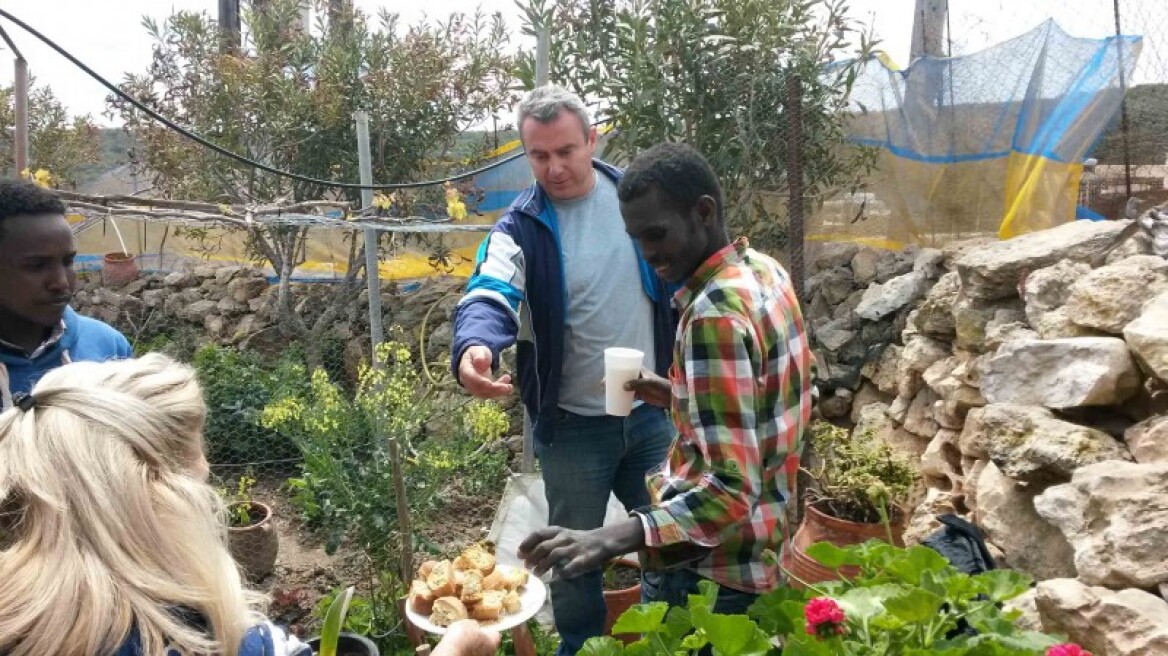 Γαύδος: Εφτασε το ελικόπτερο με τις προμήθειες για τους μετανάστες