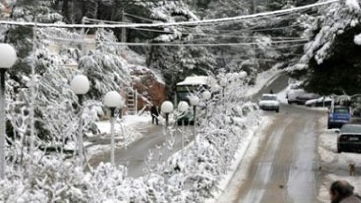 Μόνο με αντιολισθητικές αλυσίδες στα Καλάβρυτα