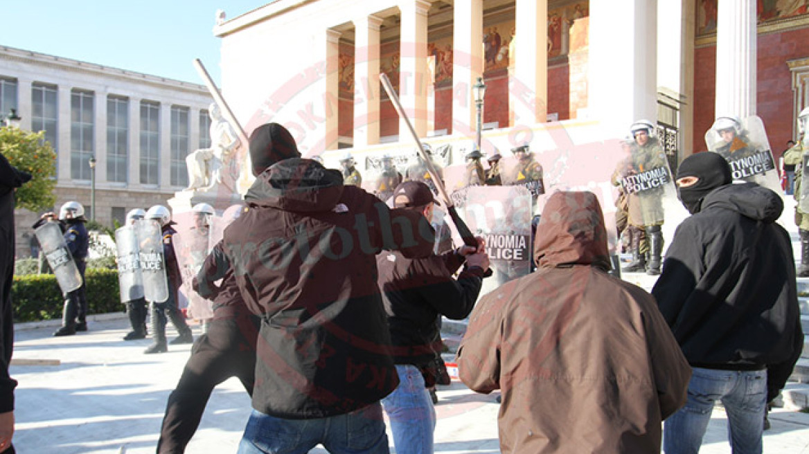 Προπύλαια: Βίντεο-ντοκουμέντο από τις επιθέσεις αντιεξουσιαστών κατά αστυνομικών