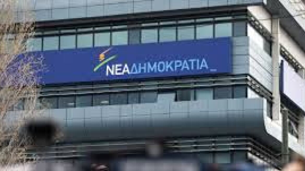 Η ΝΔ καταδικάζει τον προπηλακισμό του Βαρουφάκη στα Εξάρχεια