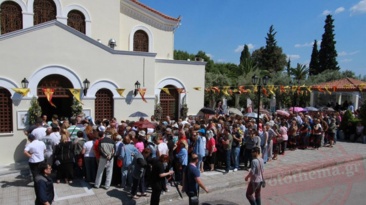 «Ουρές» πιστών για το προσκύνημα των λειψάνων της Αγίας Βαρβάρας