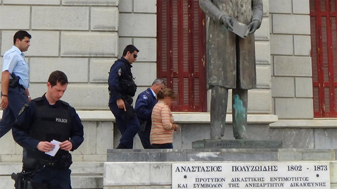 Η ιστορία της γυναίκας που κατηγορείται ότι σκότωσε στο ξύλο την πεθερά της