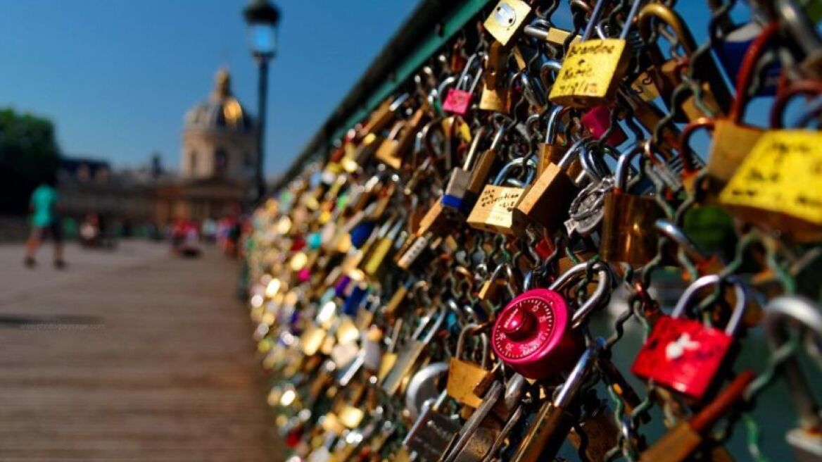 Παρίσι: Θα αφαιρέσουν από την Pont Des Arts «λουκέτα αγάπης» βάρους 45 τόνων