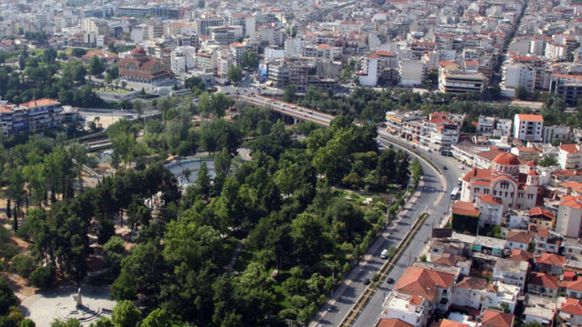 Μανιακός καίει οχήματα στο κέντρο της Λάρισας