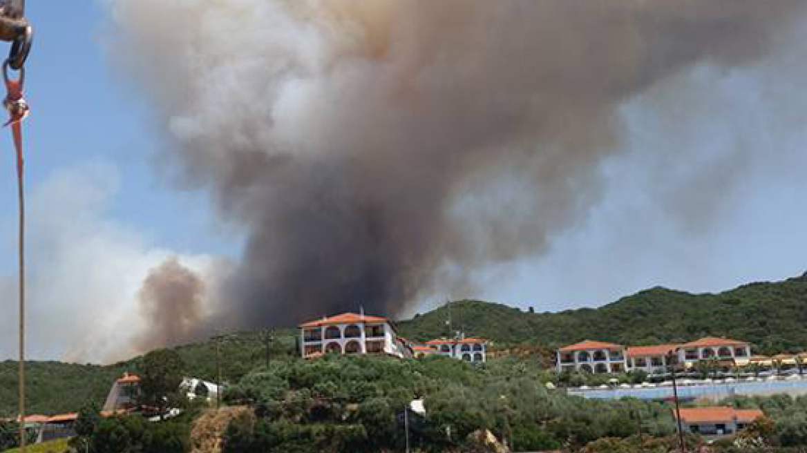 Ολονύχτια μάχη με τις φλόγες στην Κομίτσα Χαλκιδικής 