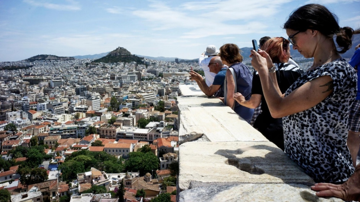 Guardian: Τουρίστες στην Ελλάδα λένε «ελάτε όλοι και ξοδέψτε χρήματα εδώ»