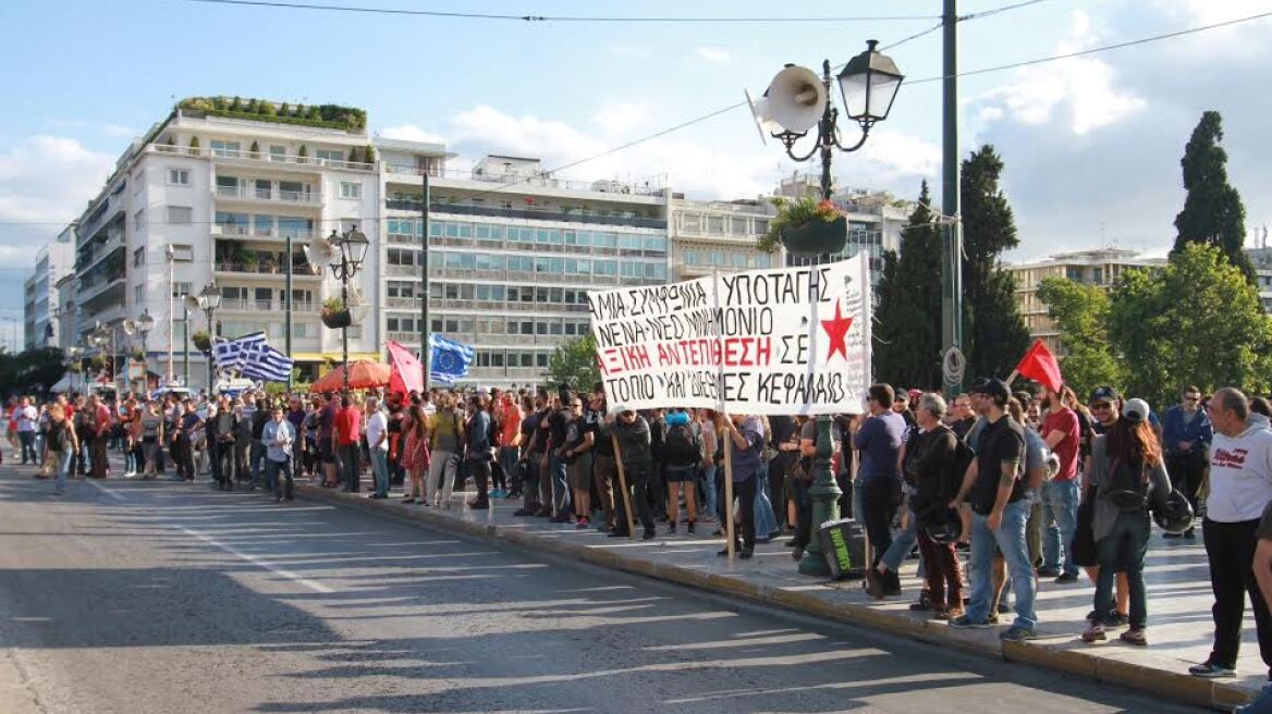 Αντισυγκέντρωση αντιεξουσιαστών στο Σύνταγμα - Μικρή ένταση με τους Ευρωπαϊστές