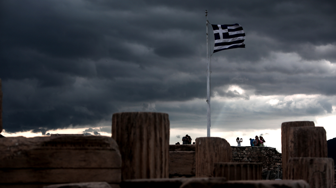 Φόροι-σοκ για να μην σπάσει η «κόκκινη γραμμή» της μείωσης συντάξεων