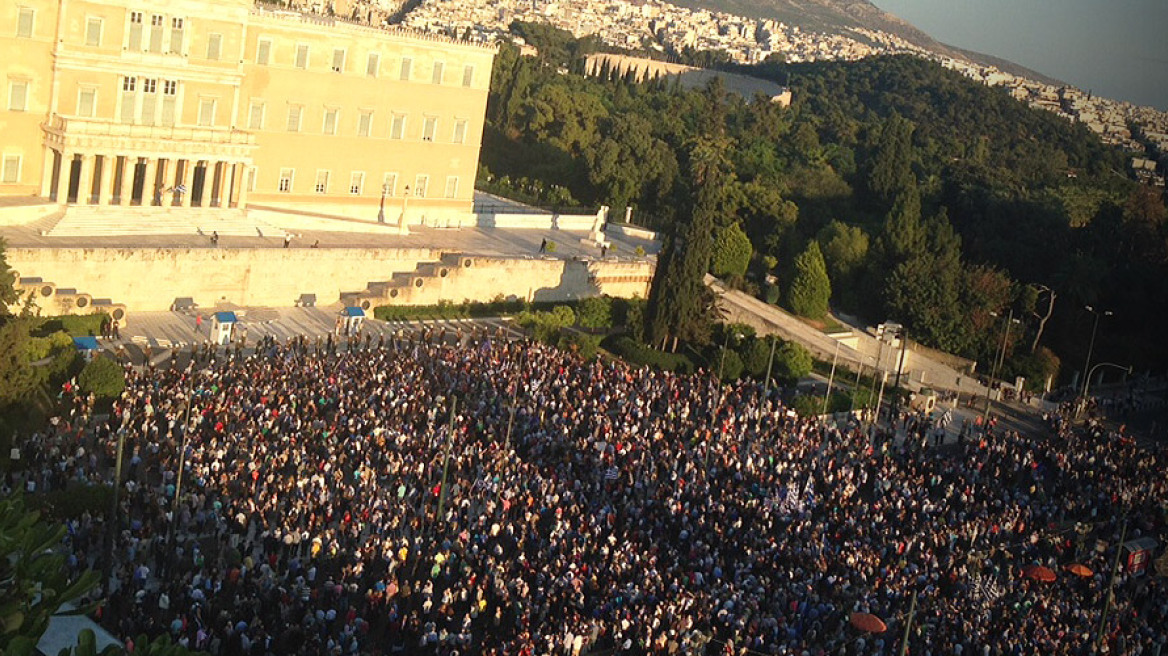 Ηχηρό το «Μένουμε Ευρώπη» από τους πολίτες στο Σύνταγμα