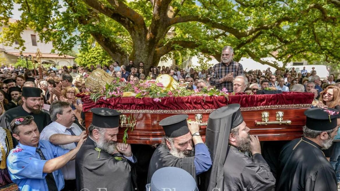 Φωτογραφίες: Πλήθος κόσμου για το «ύστατο χαίρε» στον Μητροπολίτη Κεφαλονιάς