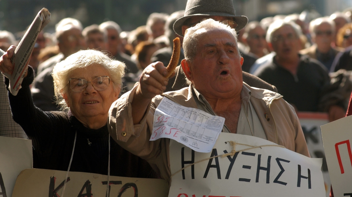 Επιμένει να μειωθούν οι συντάξεις το ΔΝΤ 