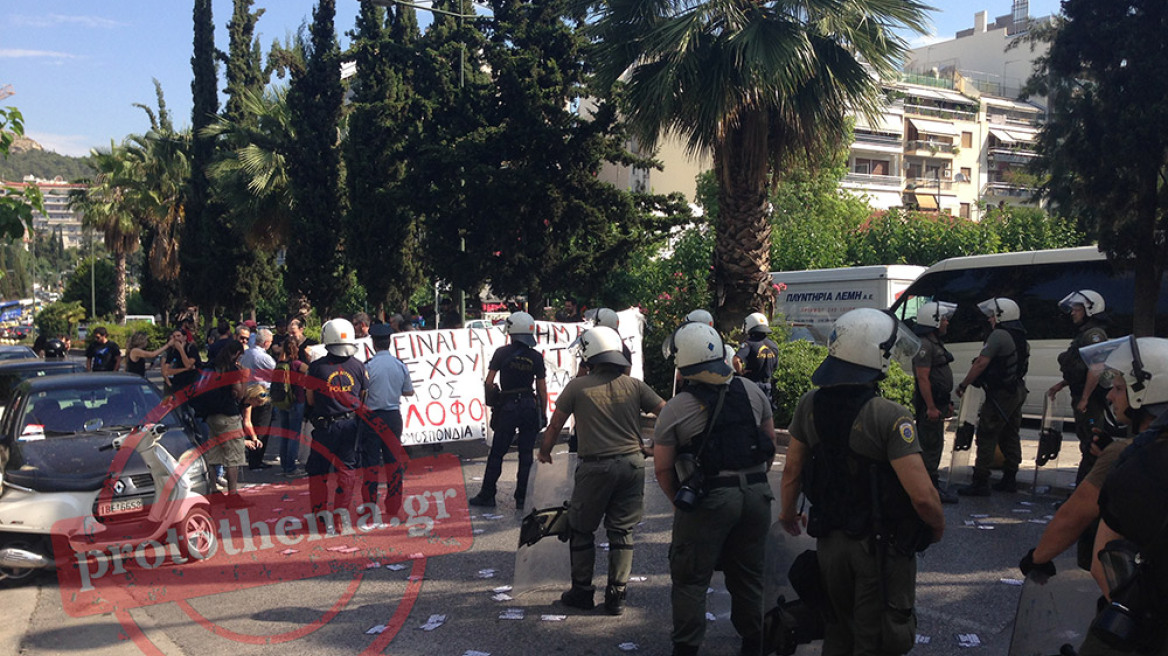 Διαμαρτυρία έξω από το Κάραβελ για τους νεκρούς εργάτες των ΕΛΠΕ 