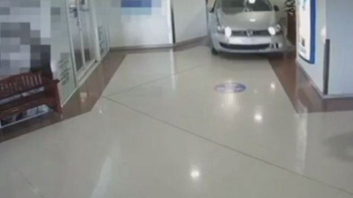 Βίντεο: Αυτοκίνητο εισέβαλε σε εμπορικό κέντρο