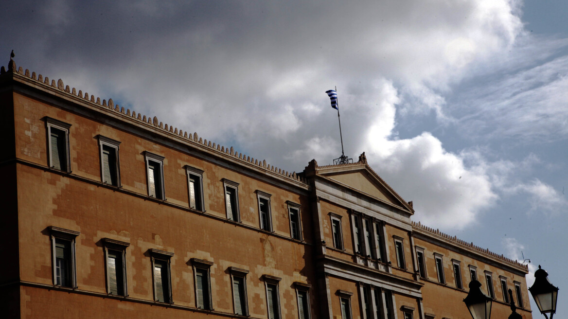 Διχασμένοι τέσσερις πανεπιστημιακοί για τη συνταγματικότητα του δημοψηφίσματος