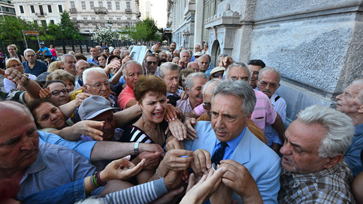 «Πώς μας κάνατε έτσι!» φωνάζει ο κόσμος έξω από τις τράπεζες