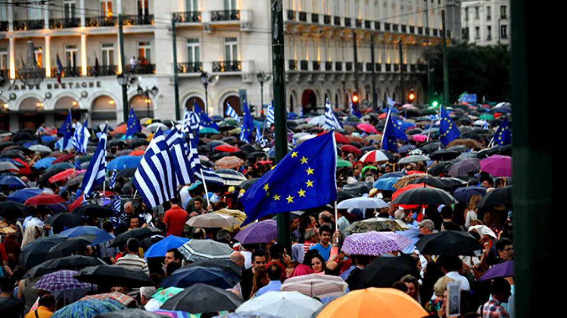 Μένουμε Ευρώπη: 30.000 κόσμου στο Σύνταγμα για το «ναι» παρά την καταιγίδα