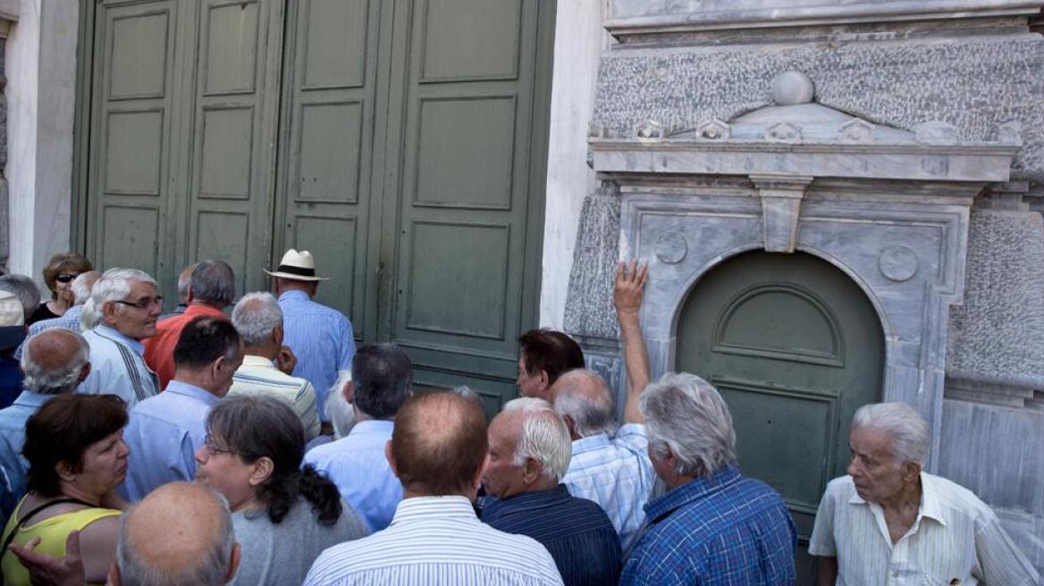 Με αναγκαστικό δανεισμό από το ΙΚΑ πληρώνονται οι συντάξεις του ΟΑΕΕ