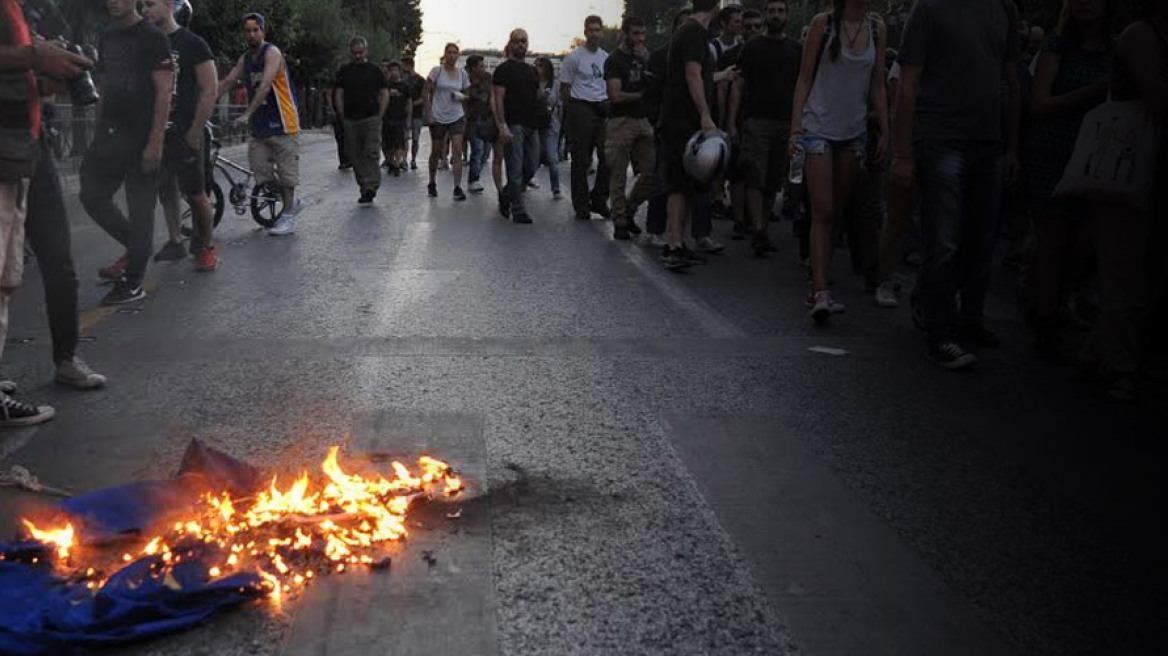 Αντιεξουσιαστές έκαψαν την σημαία της ΕΕ στο κέντρο της Αθήνας