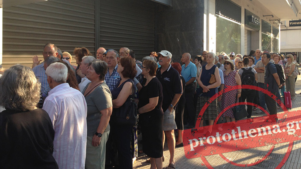 Χωρίς τέλος οι ουρές στα ΑΤΜ - Αλαλούμ για τα 120 ευρώ των συνταξιούχων