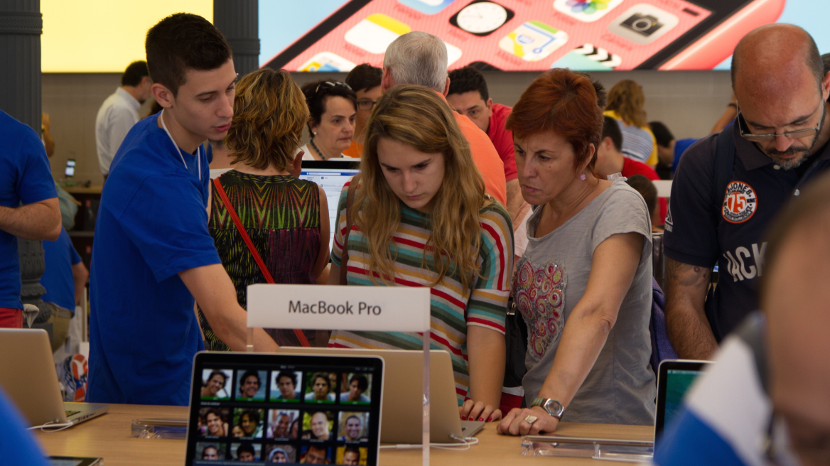 Οι Έλληνες έκαναν τα ευρώ τους iPhone, iPad και Mac υπό την απειλή Grexit