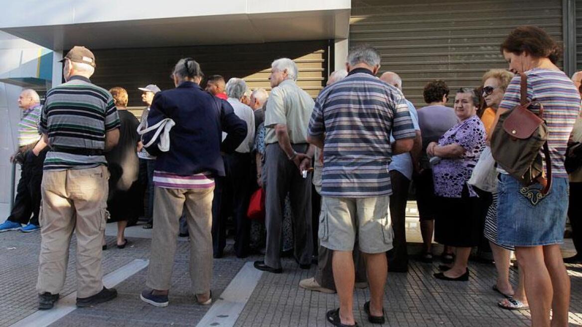 Κορυφαίος Γερμανός οικονομολόγος: Γεμίστε πάλι τα ελληνικά ΑΤΜ με χρήματα