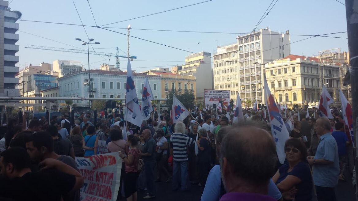 Στη Βουλή έφτασε η πορεία του ΠΑΜΕ