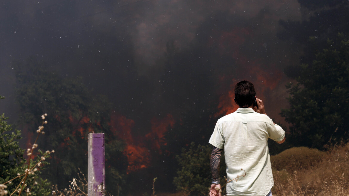 Ανεξέλεγκτη η φωτιά στο Σπαθοβούνι Κορινθίας