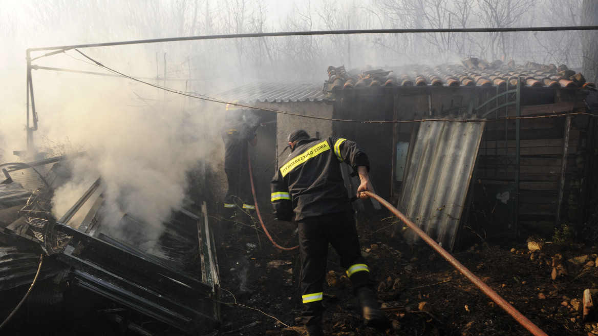 Συνεχίζει να καίει η πυρκαγιά στην Μαλακάσα 