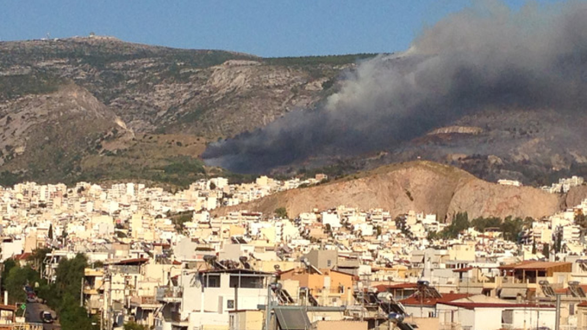 Βελτιώνεται η εικόνα στα μεγάλα πύρινα μέτωπα - Σε δύσβατα σημεία καίει στη Σκύρο