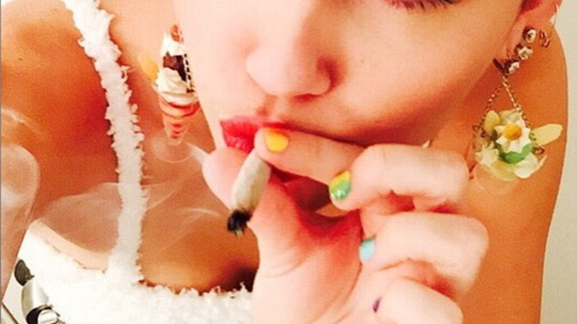 Με... ύποπτο τσιγάρο και μαγιό πoζάρει η Miley Cyrus στο Instagram