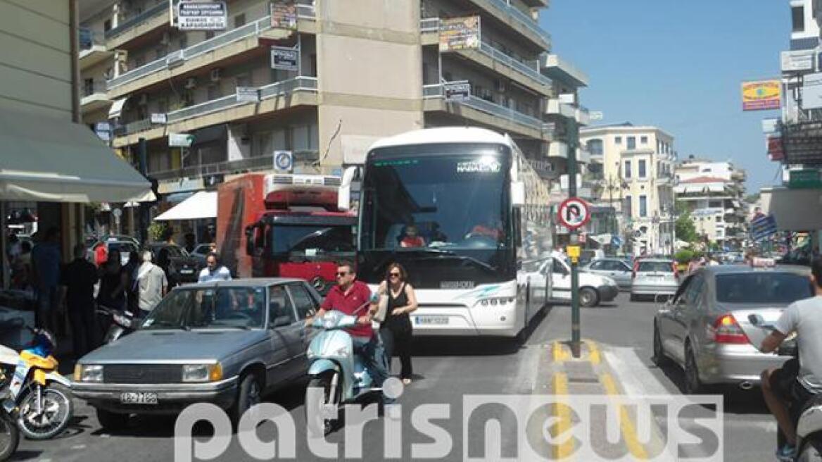 Βίντεο: Σήκωσαν το αυτοκίνητο στα χέρια, για να περάσει το πούλμαν!