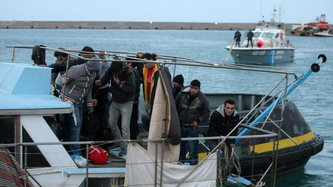 Σητεία: Πείστηκαν οι μετανάστες να κατέβουν από το πλοίο