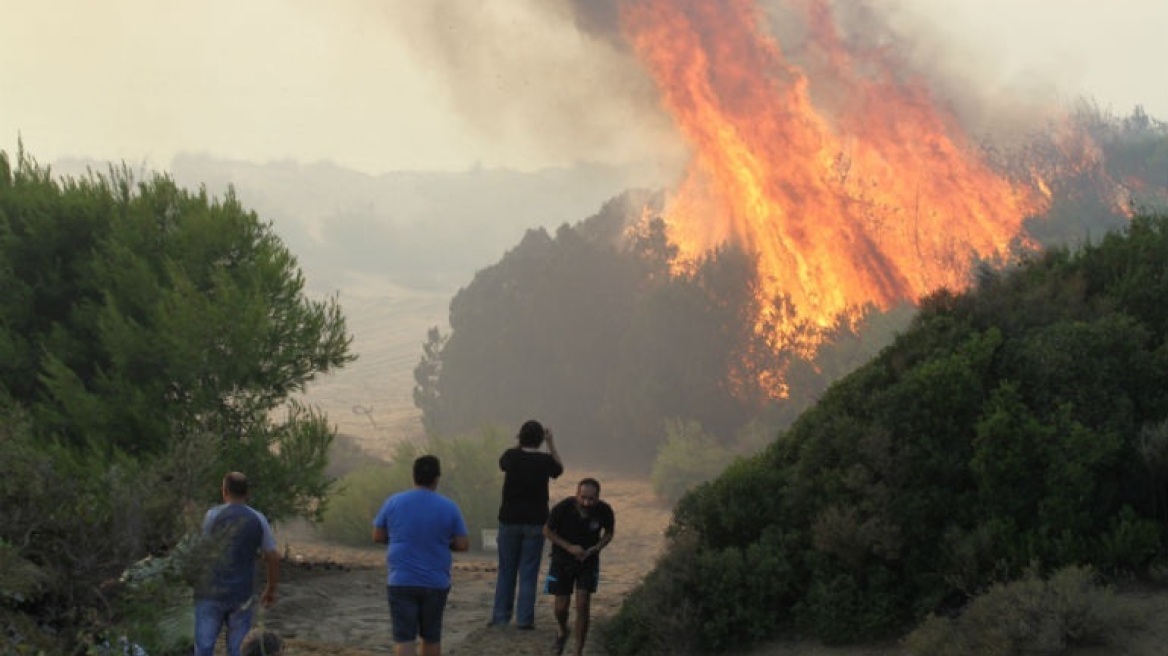 Υπό μερικό έλεγχο η πυρκαγιά στο Κάστρο Κυλλήνης