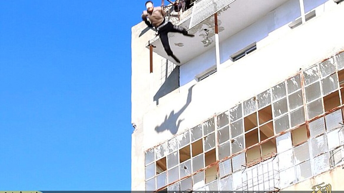 Φωτογραφίες φρίκης: Τζιχαντιστές πετούν ομοφυλόφιλο από ψηλό κτήριο