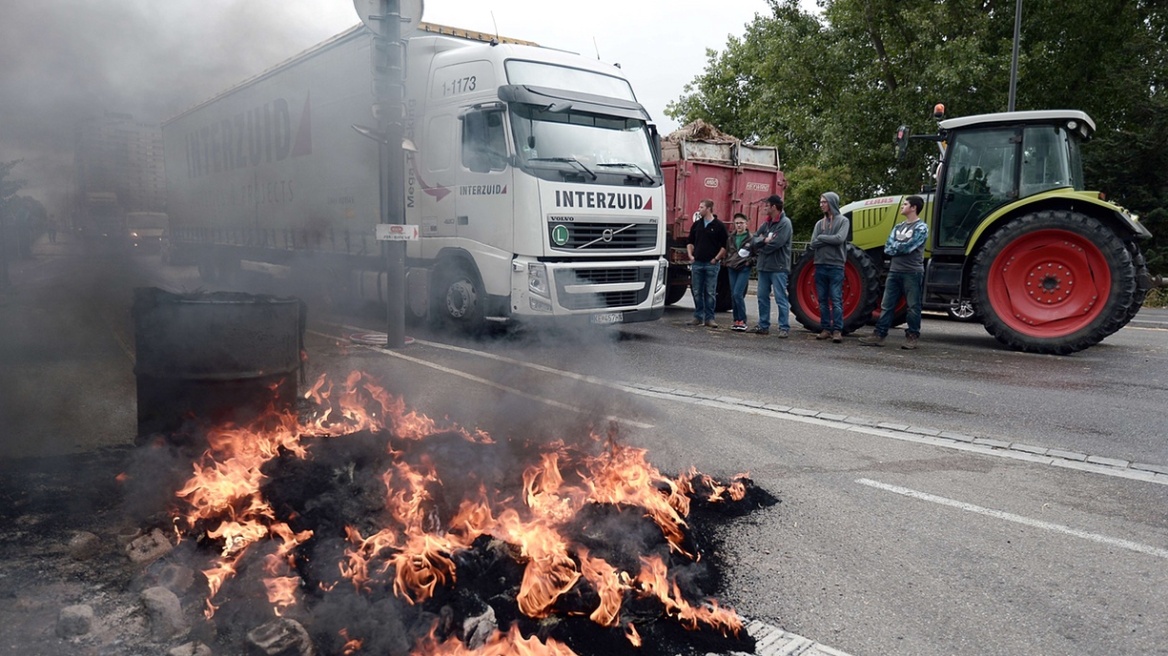 Γαλλία: Αγρότες μπλόκαραν περισσότερες από 400 νταλίκες από Γερμανία και Ισπανία