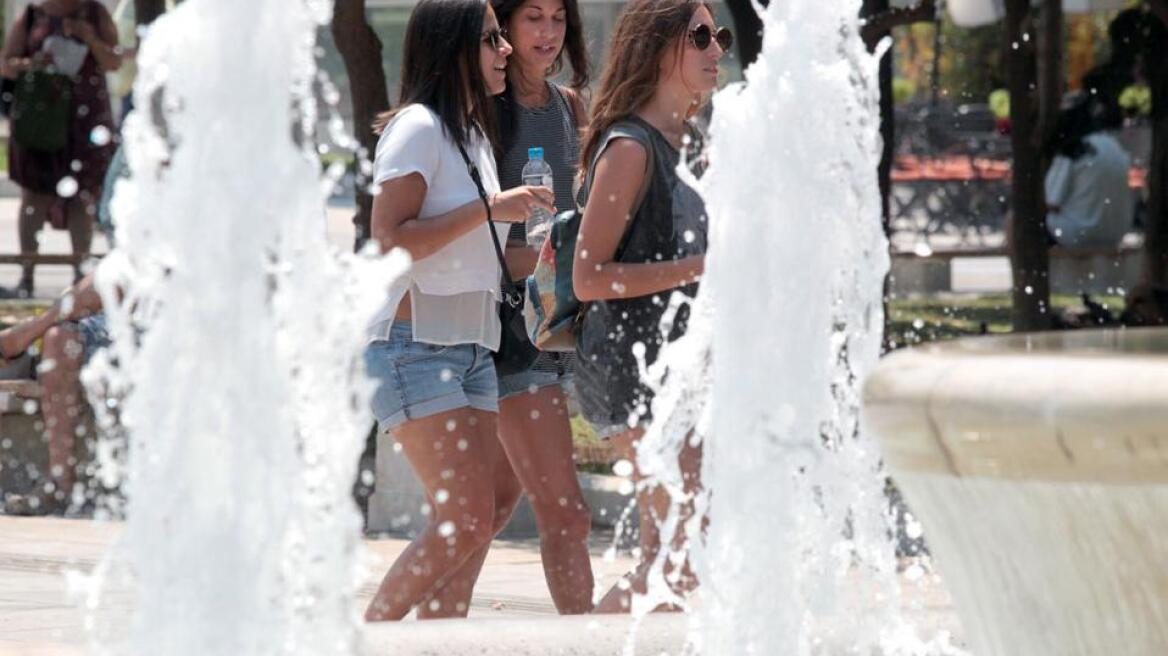 Καιρός: Πολλή ζέστη, αποπνικτική ατμόσφαιρα αλλά και βροχές